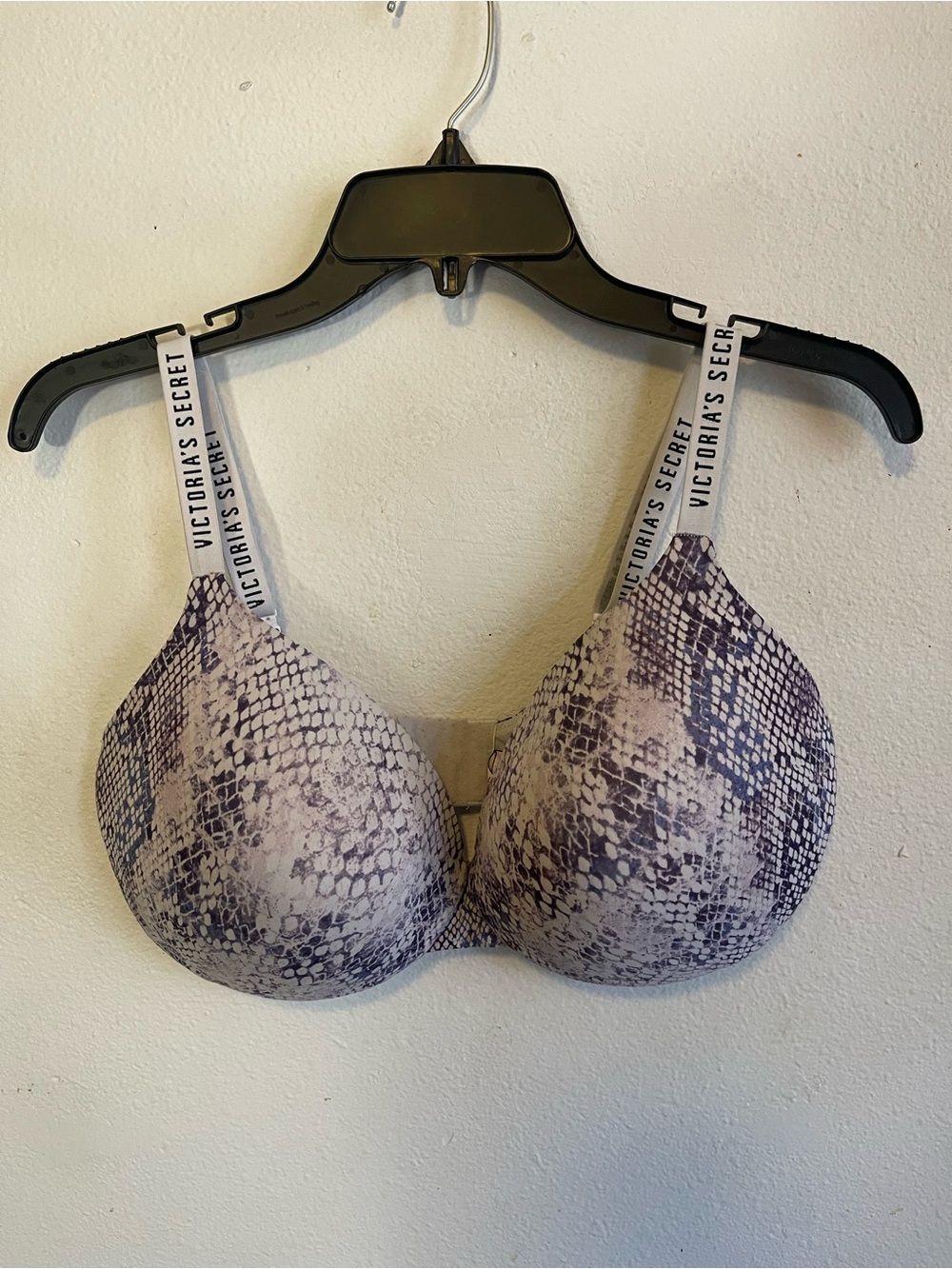 Victoria's Secret Cream Bra Tag with Black Trim